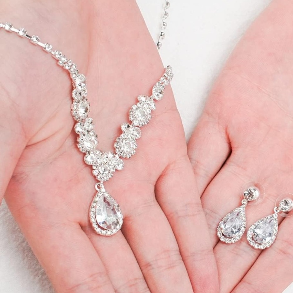 Flower motif rhinestone earrings necklace set NEW